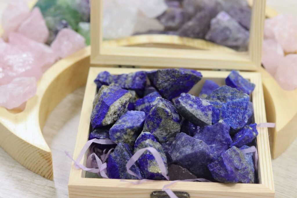 YATOJUZI Blue Solidate 1lb Bulk Natural Healing Crystals Raw Rough Rocks Stones Sets for Cabbing Tumbling Cutting Lapidary Polishing Reiki Crytsal Healing Wire Wrapping Decoration Gemstone